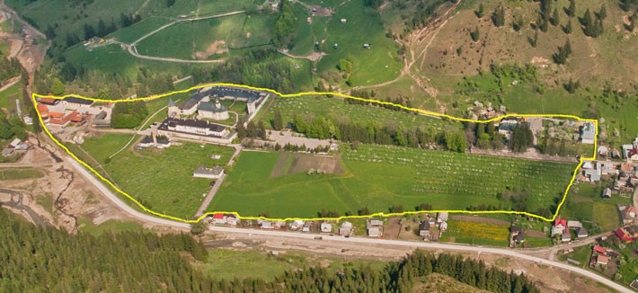 Conturul cu galben delimitează vatra Mănăstirii Putna / Sursa foto: putna.ro Mănăstirea Putna și-a câștigat definitiv vatra de 14 ha donată de Sfântul Ștefan cel Mare