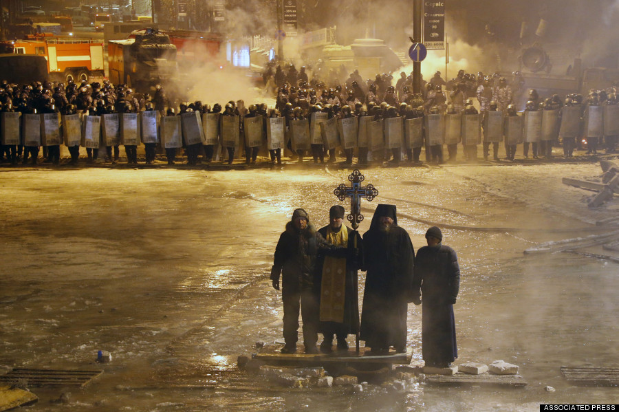În Ucraina, Guvernul amenință cu interzicerea rugăciunilor în cadrul protestelor