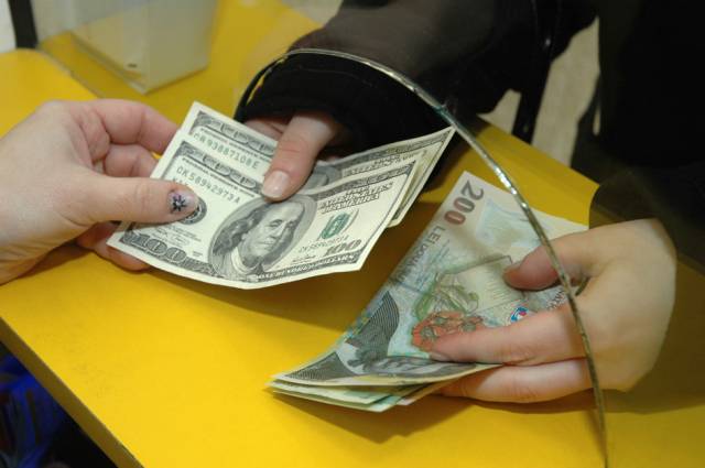 Românii care muncesc peste hotare trimit mai mulți bani acasă decât cetățenii ungari