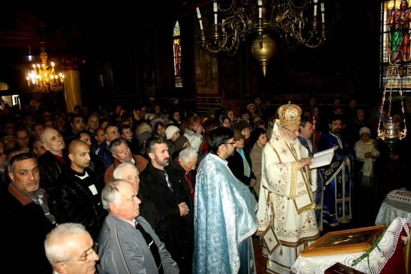 Liturghie arhierească în parohia Sfântul Ioan Botezătorul din Pitești Liturghie arhierească în parohia Sfântul Ioan Botezătorul din Pitești
