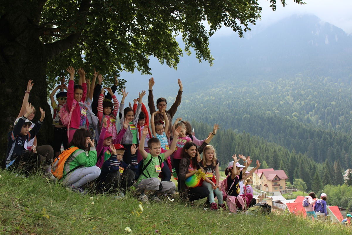 Peste 1100 de copii şi tineri au participat la Tabăra de vară „Floare de colţ” - Durău în 2013