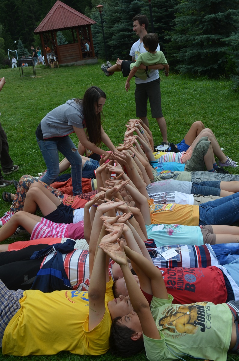 Peste 1100 de copii şi tineri au participat la Tabăra de vară „Floare de colţ” - Durău în 2013