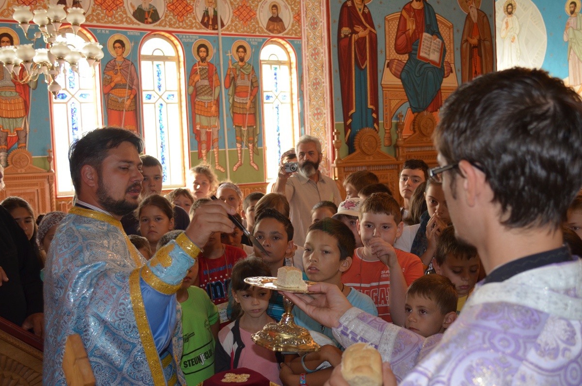 Peste 1100 de copii şi tineri au participat la Tabăra de vară „Floare de colţ” - Durău în 2013