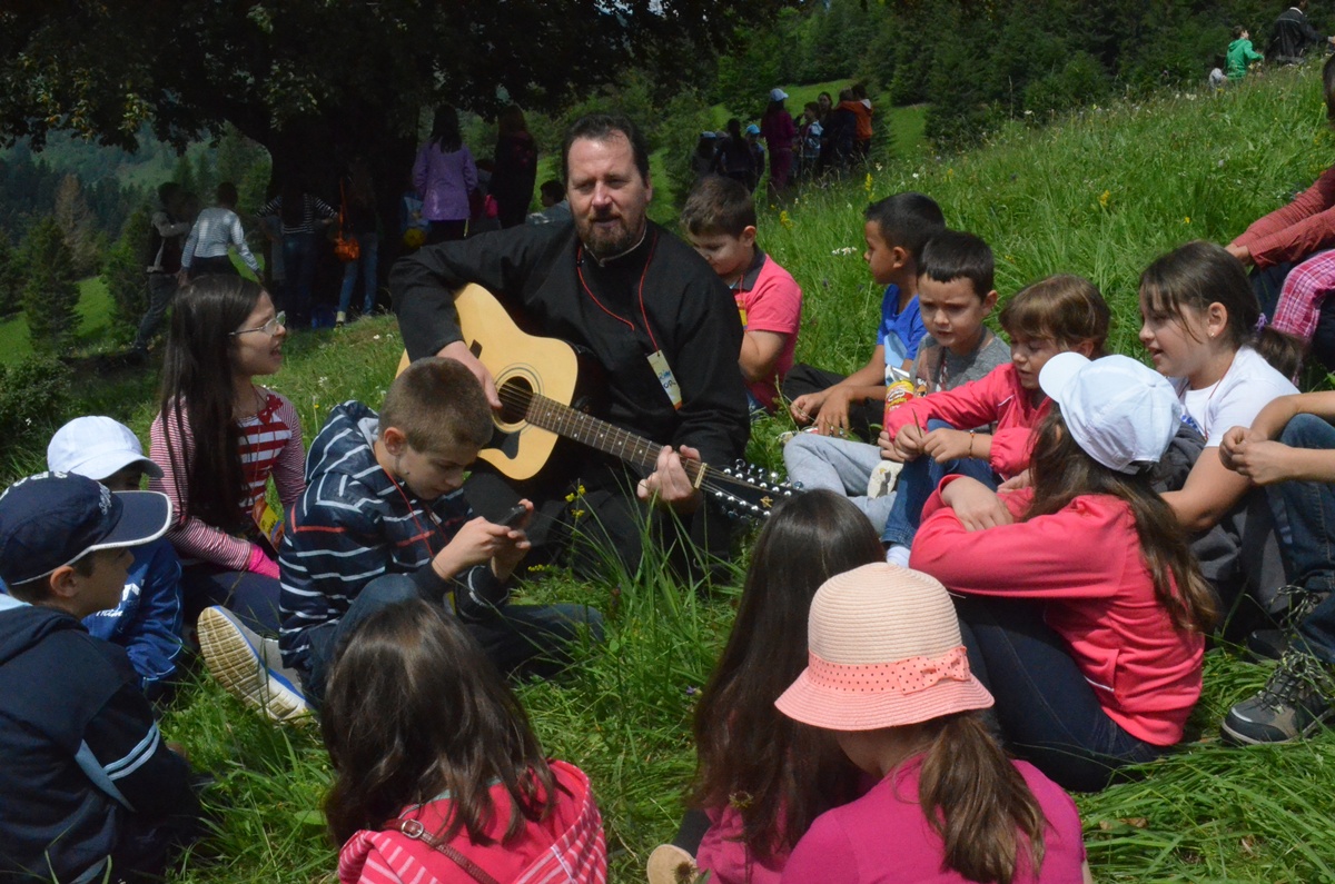 Peste 1100 de copii şi tineri au participat la Tabăra de vară „Floare de colţ” - Durău în 2013