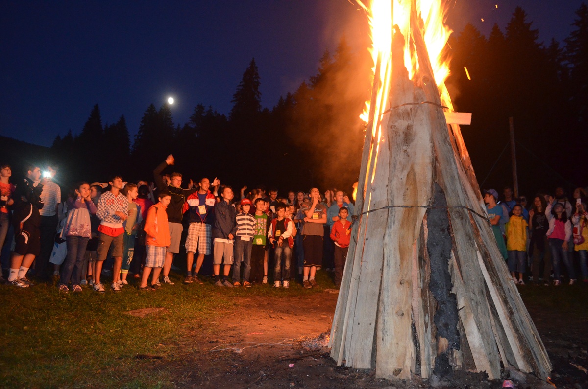 Peste 1100 de copii şi tineri au participat la Tabăra de vară „Floare de colţ” - Durău în 2013