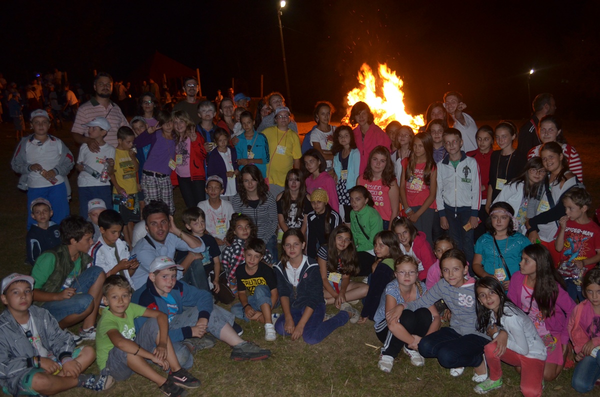 Peste 1100 de copii şi tineri au participat la Tabăra de vară „Floare de colţ” - Durău în 2013