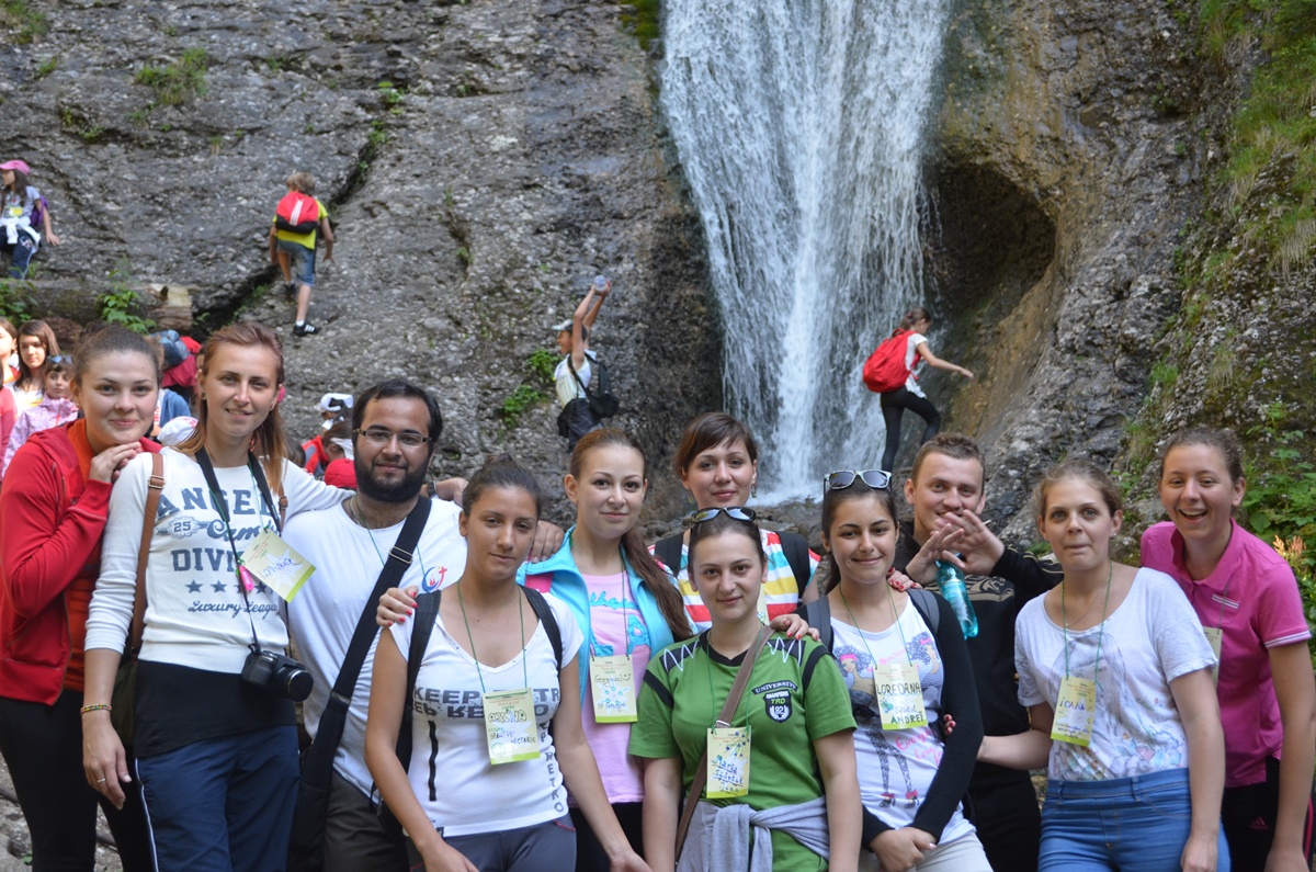 Peste 1100 de copii şi tineri au participat la Tabăra de vară „Floare de colţ” - Durău în 2013