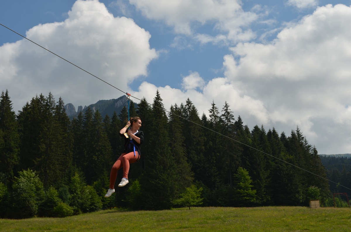 Peste 1100 de copii şi tineri au participat la Tabăra de vară „Floare de colţ” - Durău în 2013