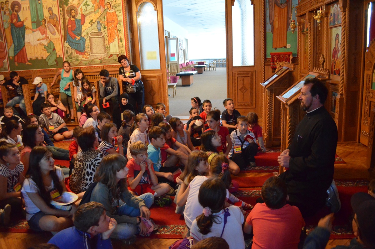 Peste 1100 de copii şi tineri au participat la Tabăra de vară „Floare de colţ” - Durău în 2013