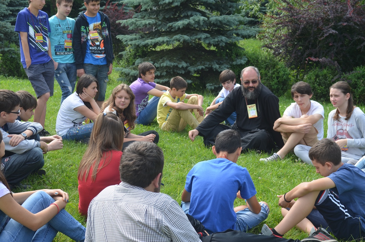 Peste 1100 de copii şi tineri au participat la Tabăra de vară „Floare de colţ” - Durău în 2013
