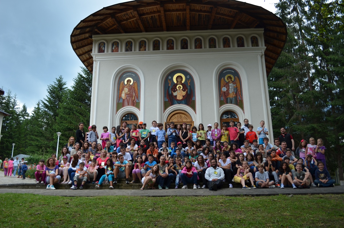 Peste 1100 de copii şi tineri au participat la Tabăra de vară „Floare de colţ” - Durău în 2013