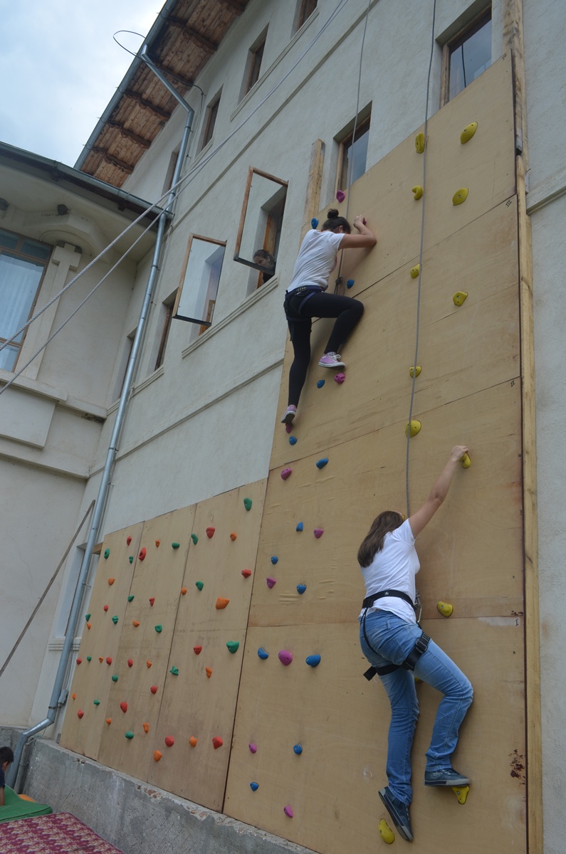 Peste 1100 de copii şi tineri au participat la Tabăra de vară „Floare de colţ” - Durău în 2013