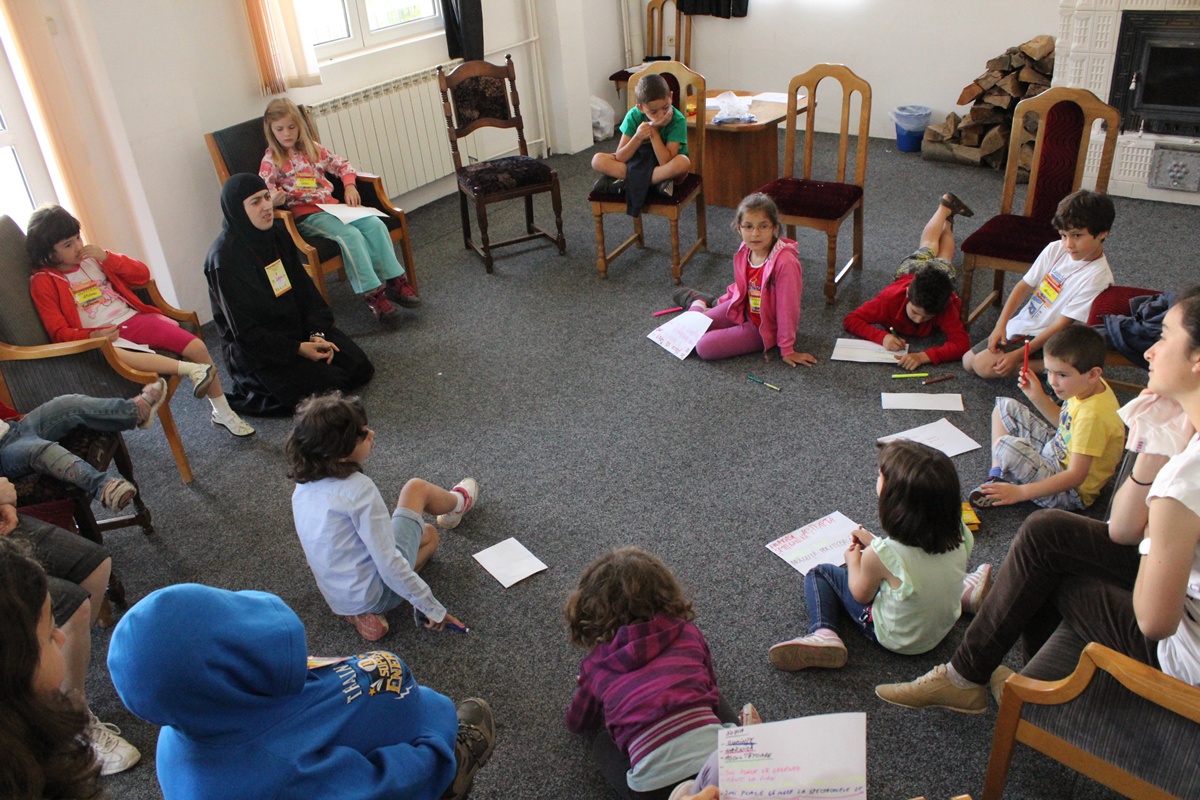 Peste 1100 de copii şi tineri au participat la Tabăra de vară „Floare de colţ” - Durău în 2013