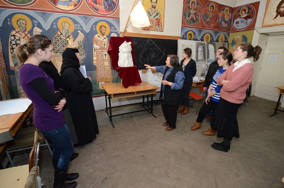 „Arta sacră are un rol deosebit în redresarea fiinţei umane”