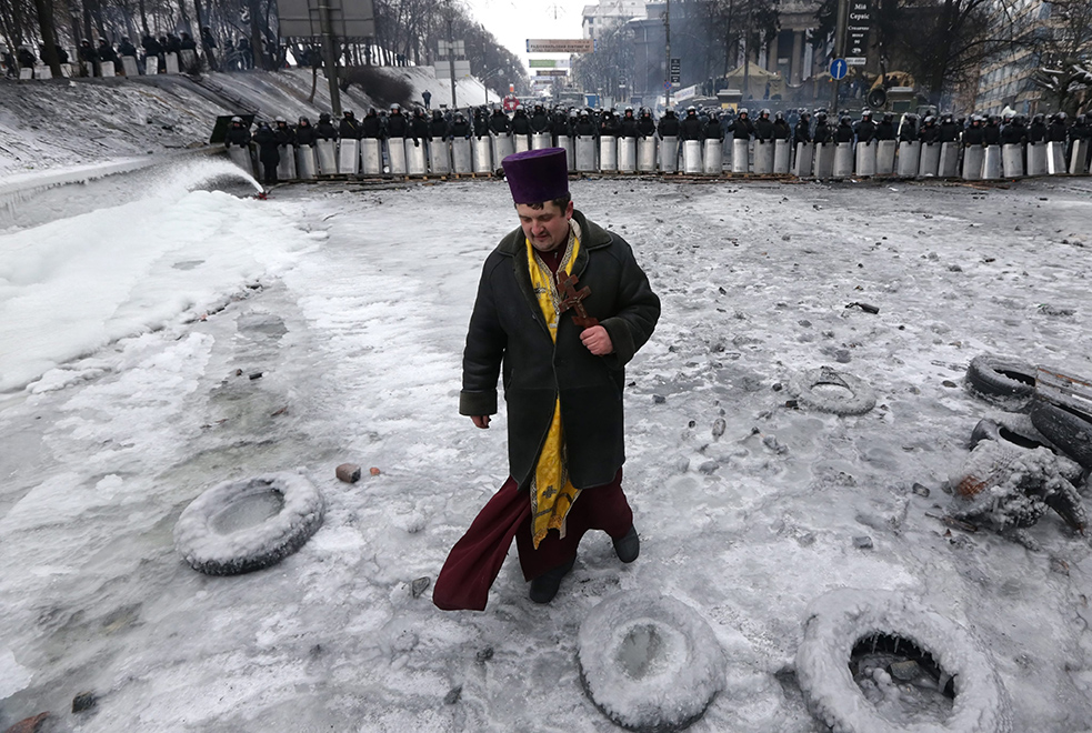 Imagini cum preoții iau un rol activ în protestele din Ucraina