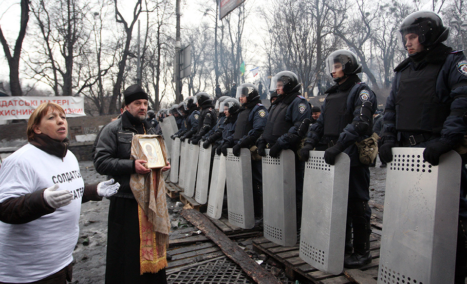 Imagini cum preoții iau un rol activ în protestele din Ucraina