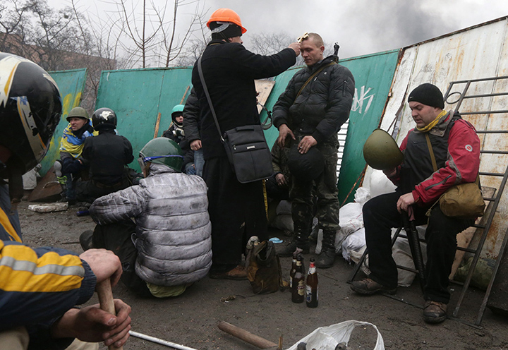Imagini cum preoții iau un rol activ în protestele din Ucraina