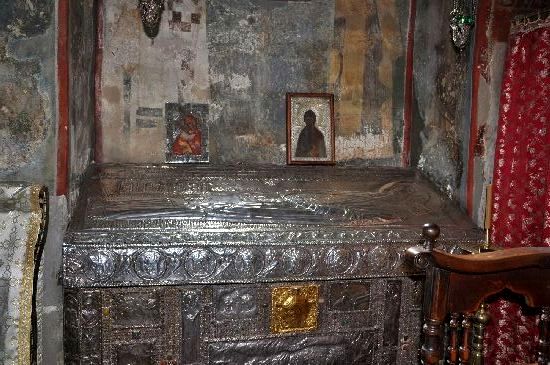 Mormântul de argint al Sfântului Simeon de la Mănăstirea Hilandar, din care a încolţit o viţă de vie Bobițele de struguri de la Mănăstirea Hilandar ajută soții neroditori să dobândească prunci
