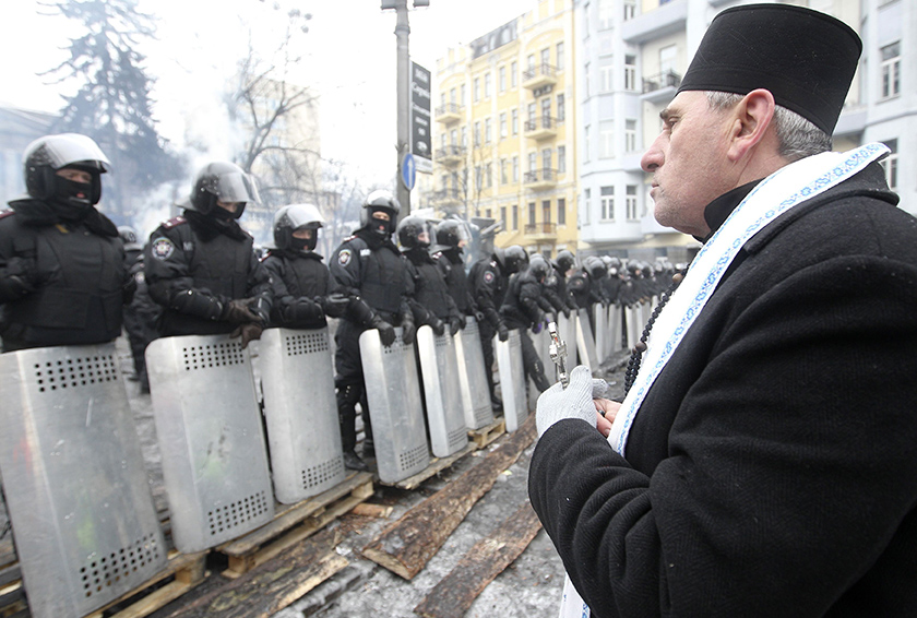 Imagini cum preoții iau un rol activ în protestele din Ucraina