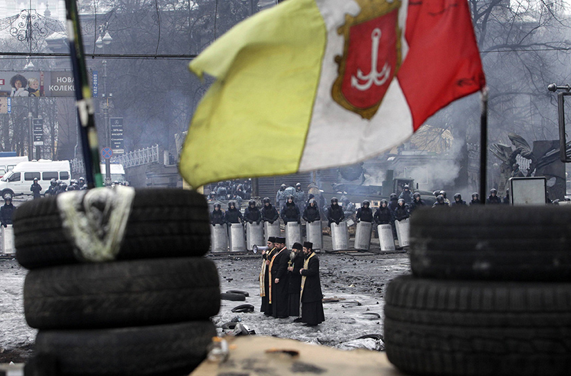Imagini cum preoții iau un rol activ în protestele din Ucraina