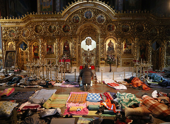 Imagini cum preoții iau un rol activ în protestele din Ucraina