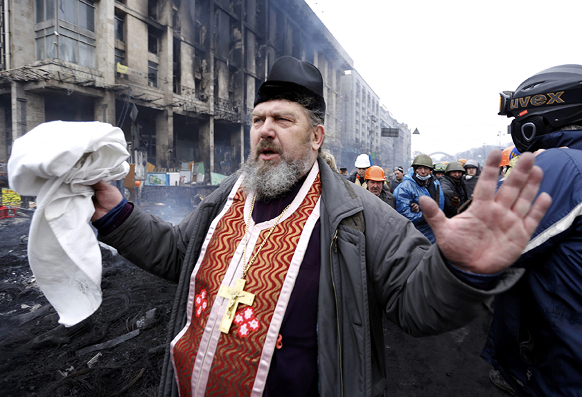 Imagini cum preoții iau un rol activ în protestele din Ucraina