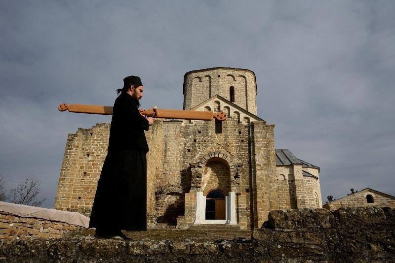 Adevăratul creştin ortodox are întotdeauna ambele picioare bine înfipte în pământ...