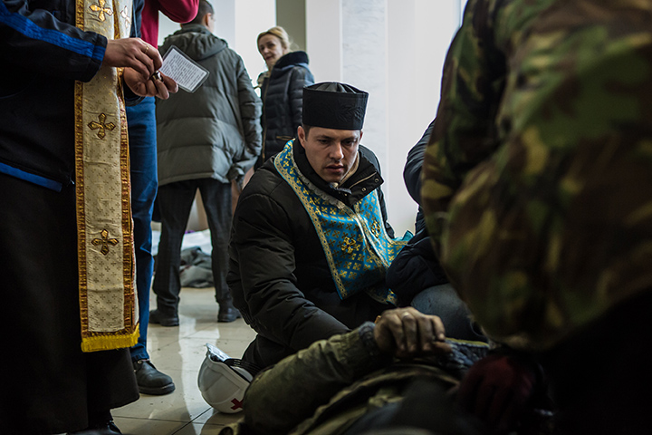 Imagini cum preoții iau un rol activ în protestele din Ucraina