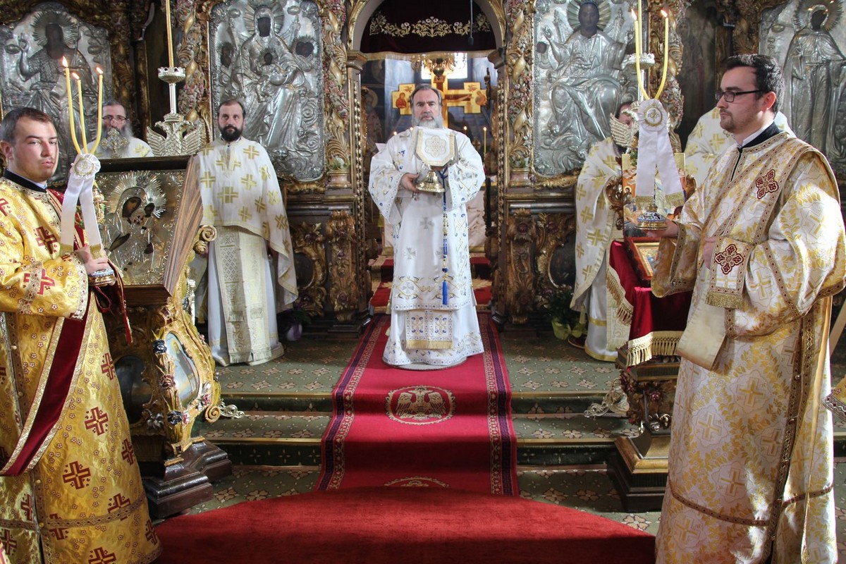 Liturghie arhierească la Catedrala arhiepiscopală din Roman