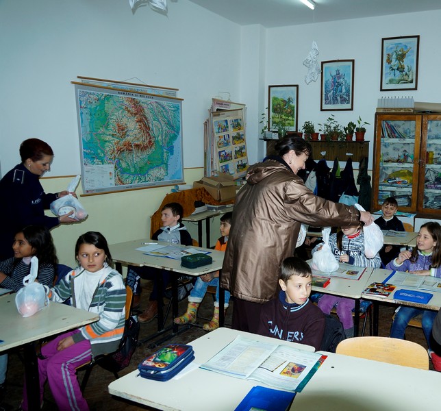 Acțiune educativ-caritabilă pentru copiii din comuna Români