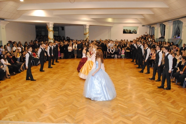 Liceul Românesc „Nicolae Bălcescu” din Giula, la ceas de sărbătoare Liceul Românesc „Nicolae Bălcescu” din Giula, la ceas de sărbătoare