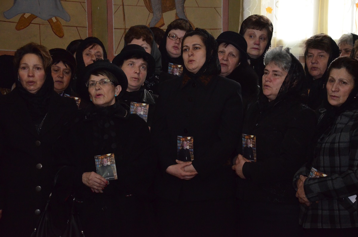 Enoriași din parohia Lunca, purtând în mâini fotografia părintelui Constantin Cojocaru