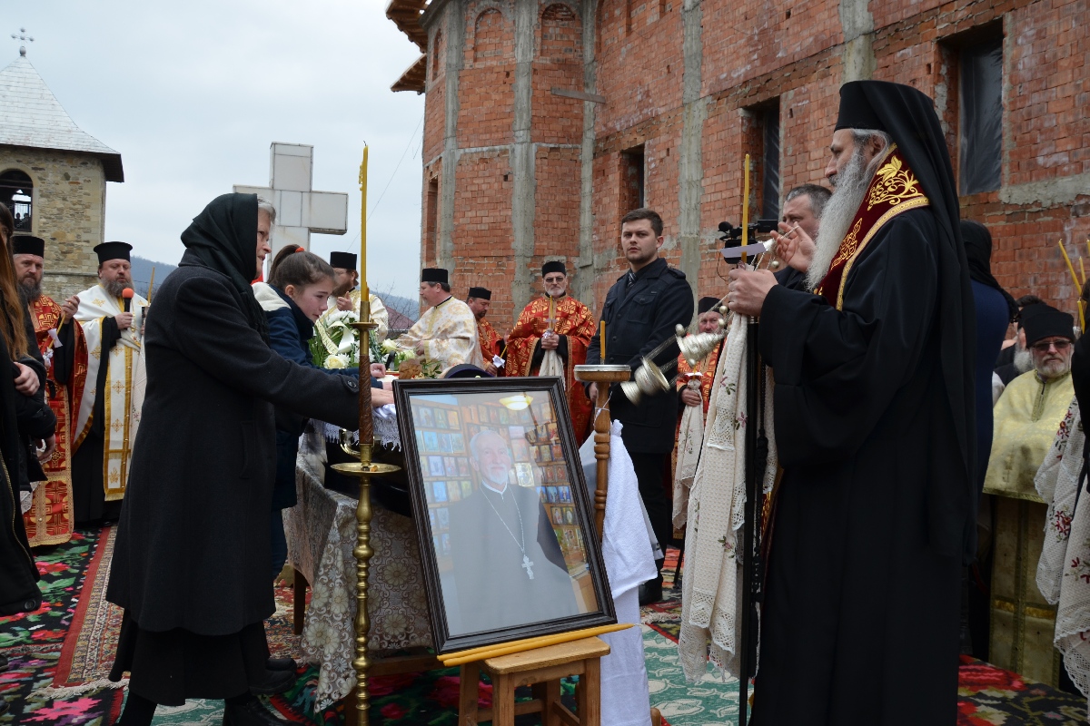 150 de slujitori ai sfintelor altare, prezenți la înmormântarea părintelui Constantin Cojocaru