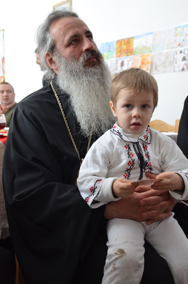 IPS Mitropolit Teofan a oficiat slujba Botezului pentru cel de-al patrulea copil al parohului din Frenciugi