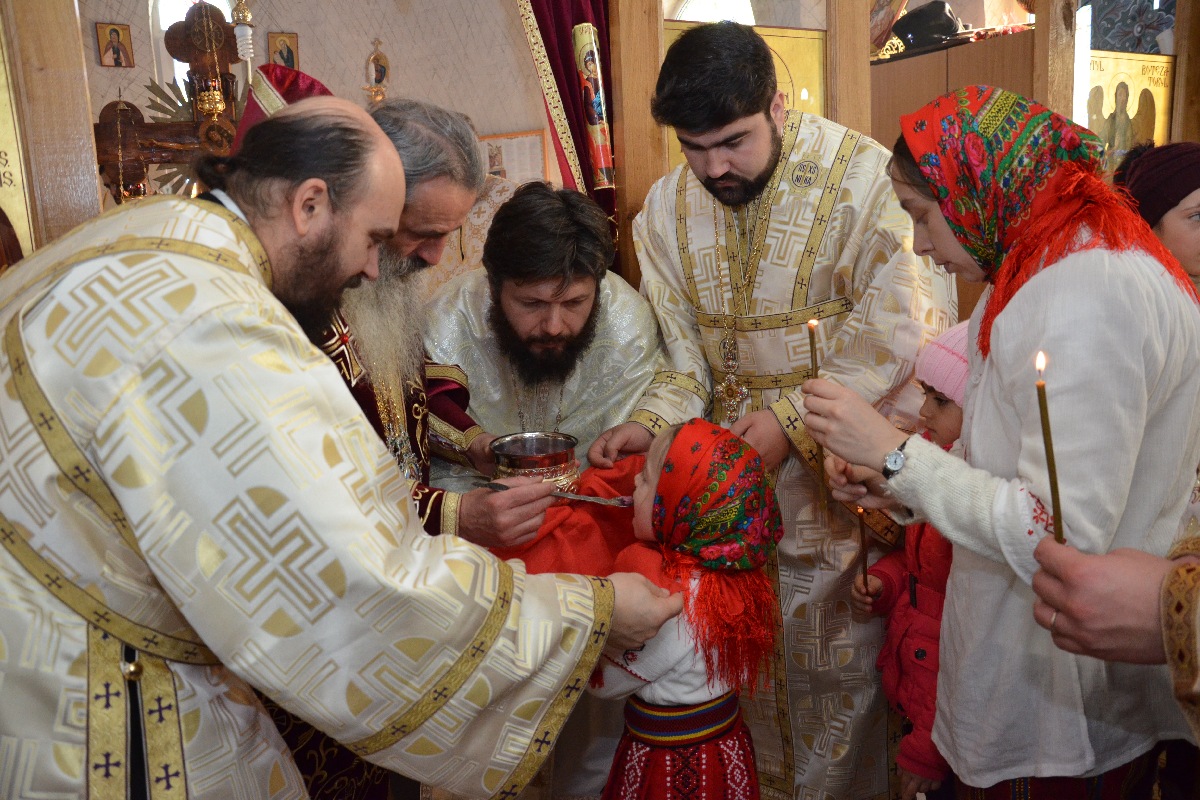 IPS Mitropolit Teofan a oficiat slujba Botezului pentru cel de-al patrulea copil al parohului din Frenciugi