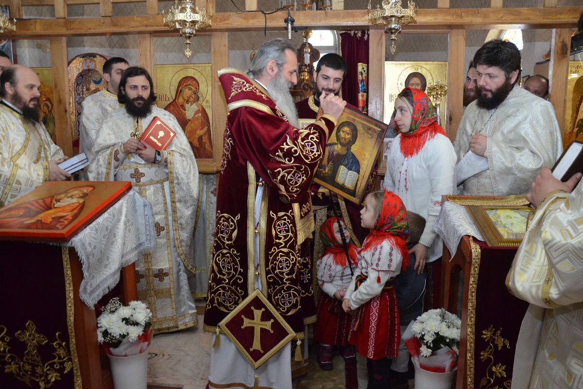 IPS Mitropolit Teofan a oficiat slujba Botezului pentru cel de-al patrulea copil al parohului din Frenciugi