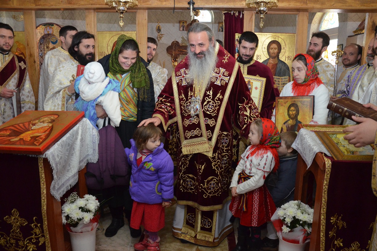IPS Mitropolit Teofan a oficiat slujba Botezului pentru cel de-al patrulea copil al parohului din Frenciugi