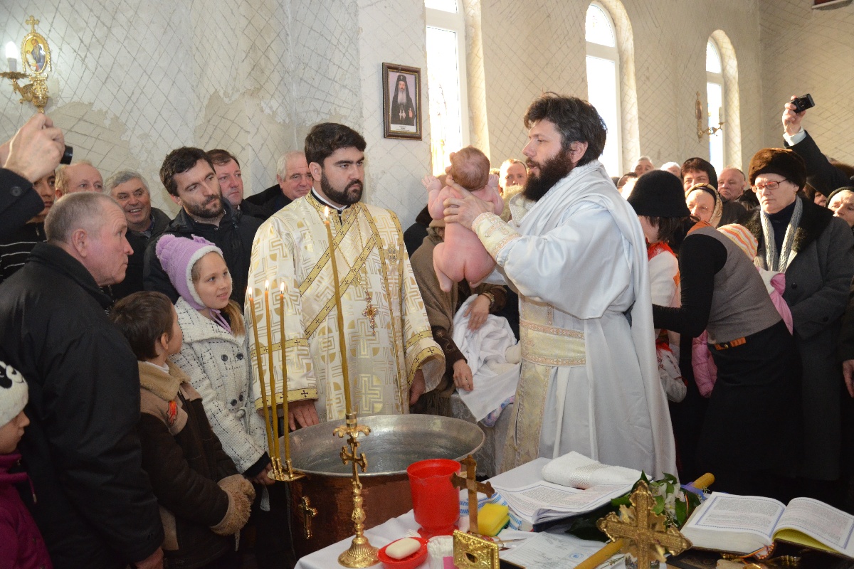 IPS Mitropolit Teofan a oficiat slujba Botezului pentru cel de-al patrulea copil al parohului din Frenciugi