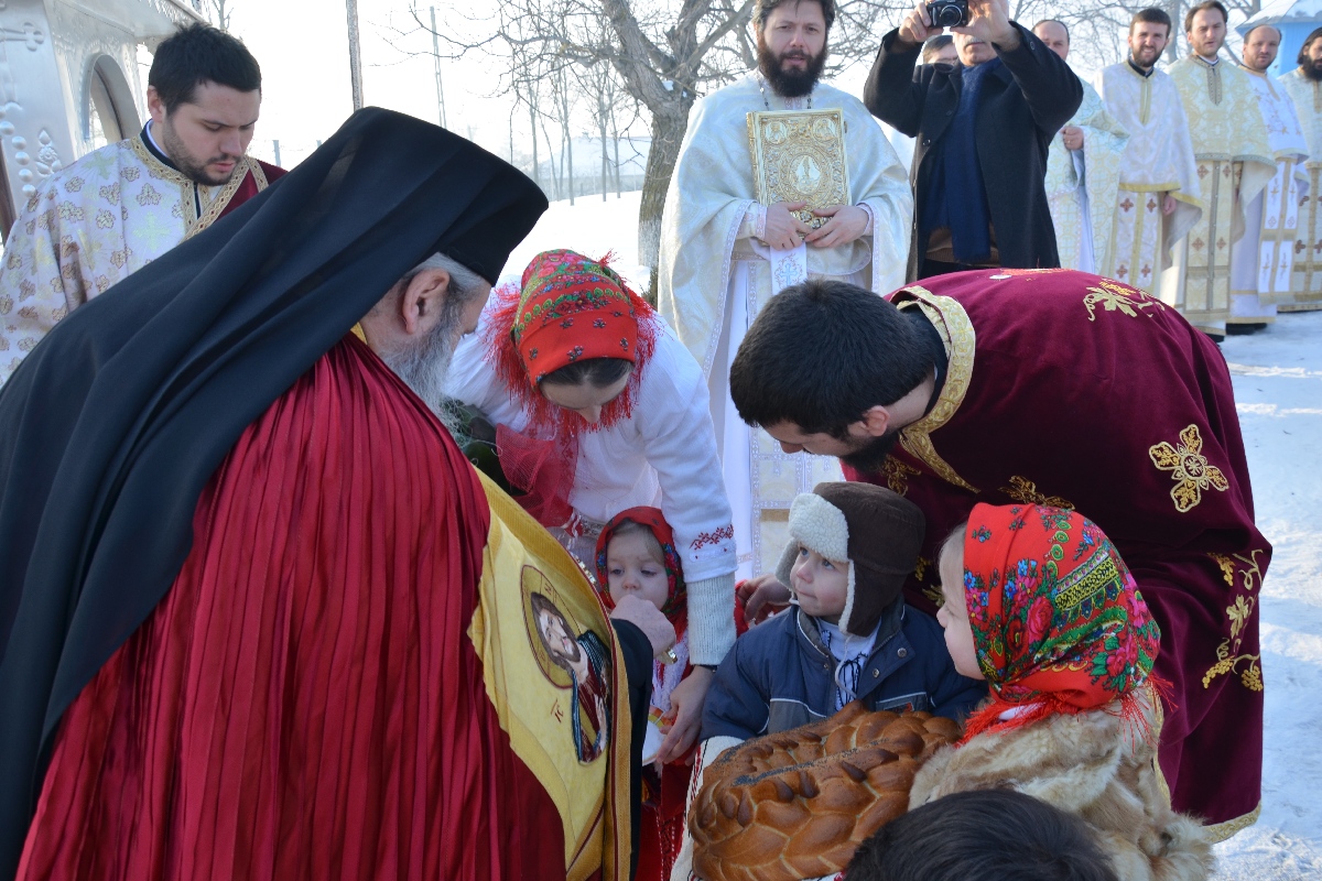 IPS Mitropolit Teofan a oficiat slujba Botezului pentru cel de-al patrulea copil al parohului din Frenciugi