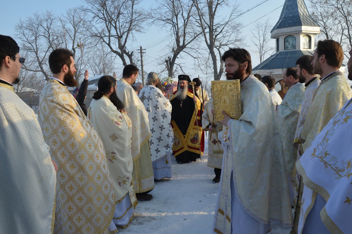 IPS Mitropolit Teofan a oficiat slujba Botezului pentru cel de-al patrulea copil al parohului din Frenciugi