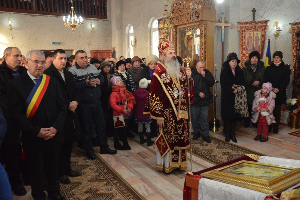 IPS Mitropolit Teofan a oficiat slujba Botezului pentru cel de-al patrulea copil al parohului din Frenciugi