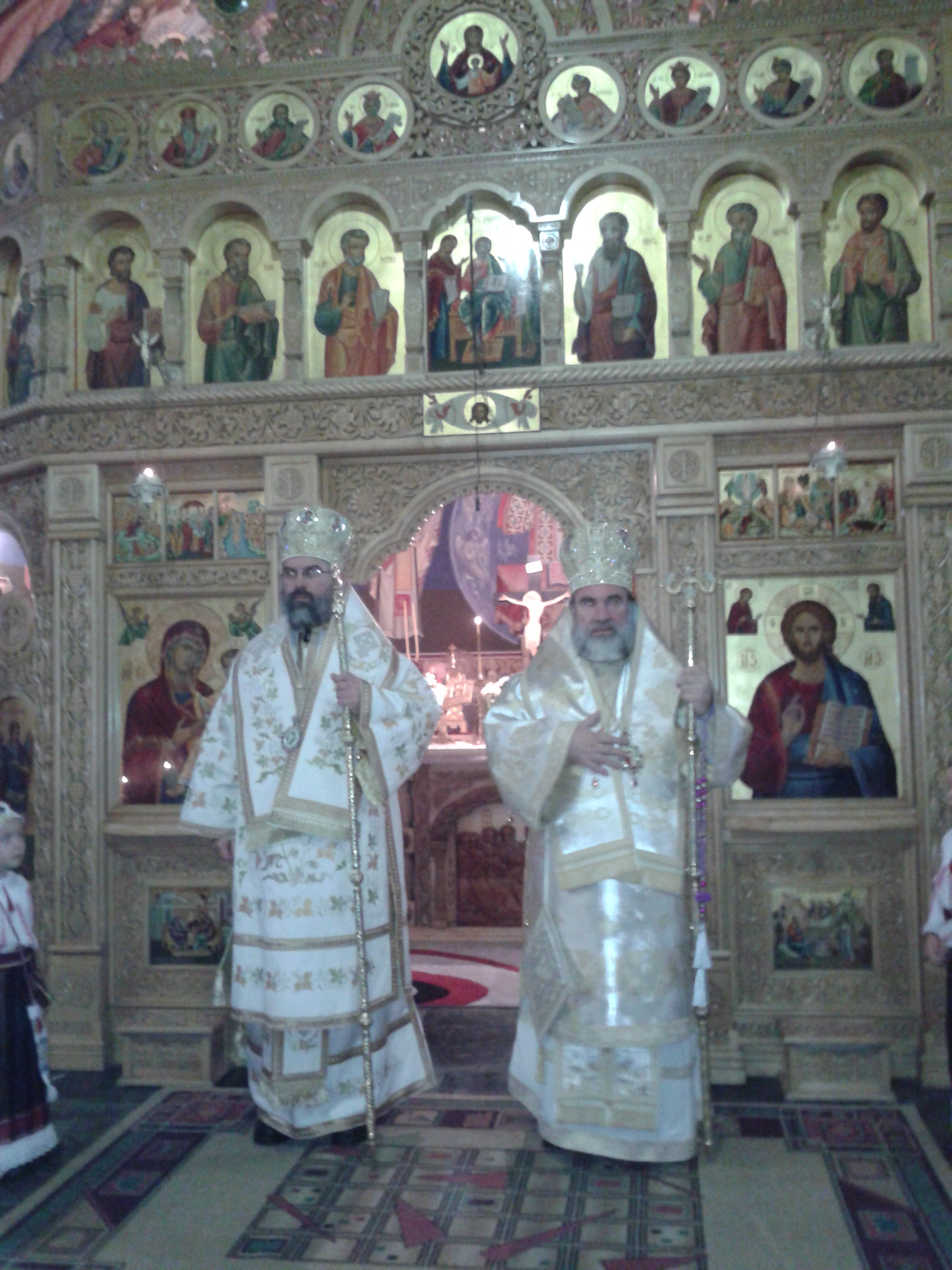 Doi ierarhi au slujit la Catedrala "Înălţarea Domnului" din Bacău Doi ierarhi au slujit la Catedrala "Înălţarea Domnului" din Bacău