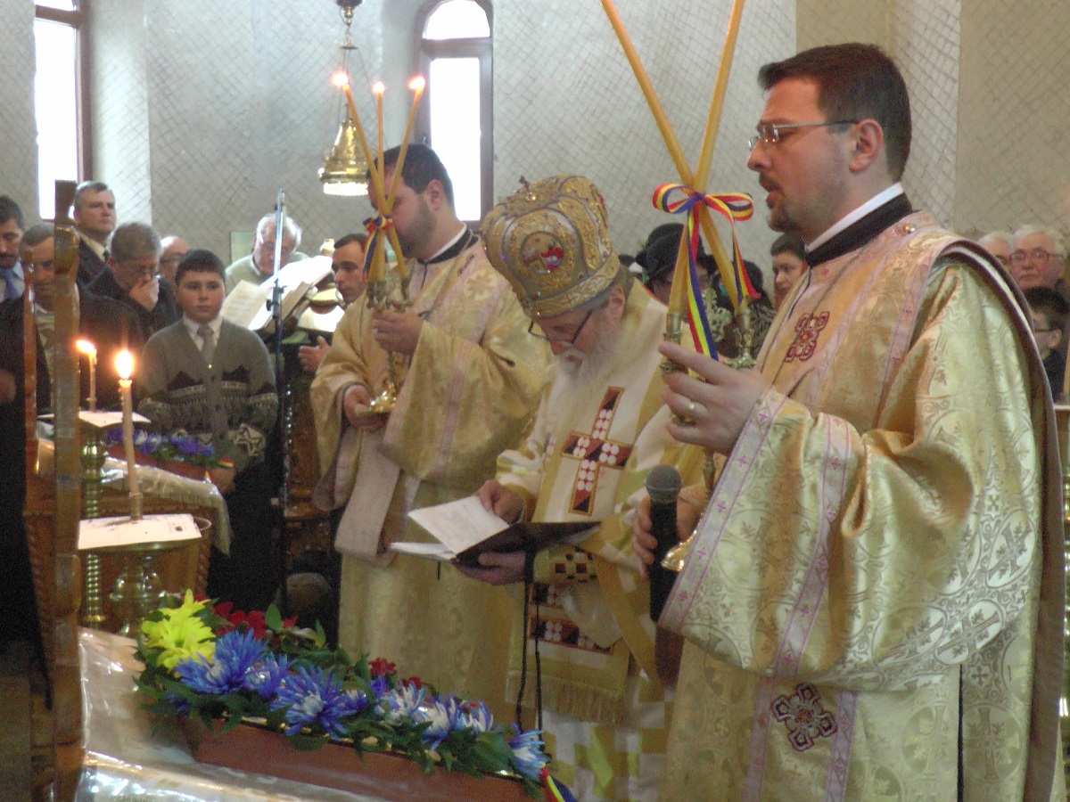 Liturghie arhierească în parohia "Izvorul Tămăduirii" - Burdujeni Liturghie arhierească în parohia "Izvorul Tămăduirii" - Burdujeni