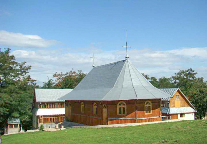 Caraclău, mănăstirea dintre fânețe