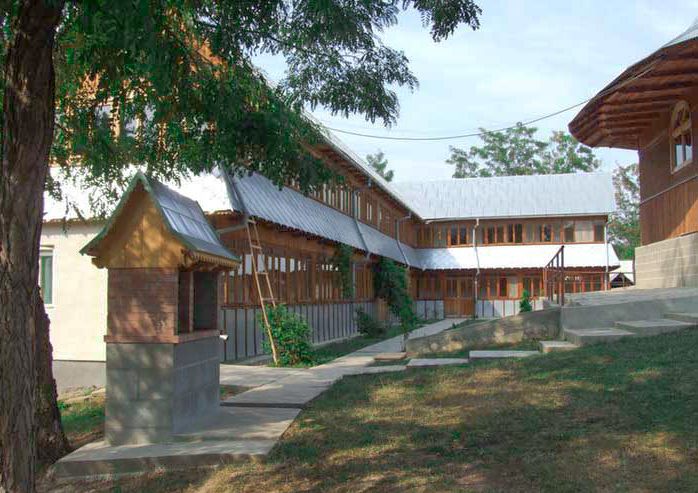 Caraclău, mănăstirea dintre fânețe