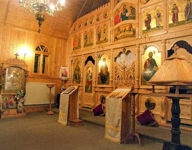 Caraclău, mănăstirea dintre fânețe