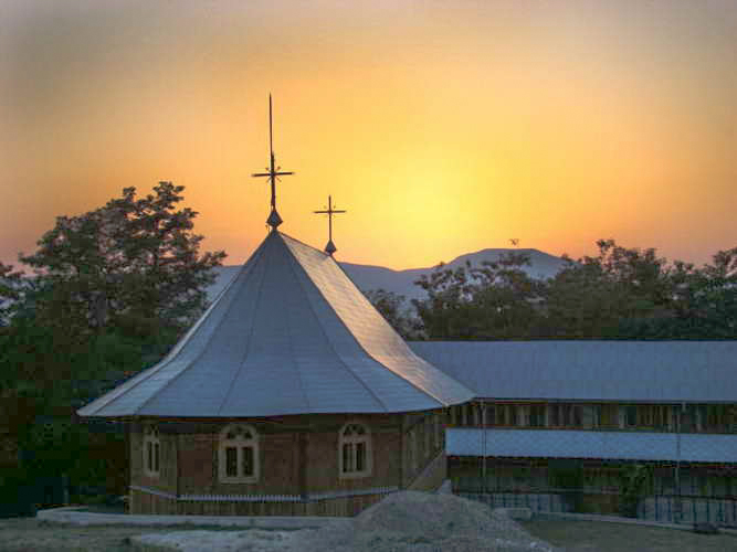 Caraclău, mănăstirea dintre fânețe