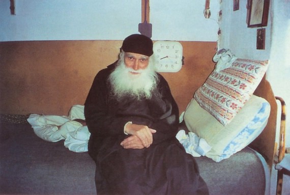 12 noiembrie 1994 - Stareţul vedea foarte puţin ceasul agăţat de pe perete care-l ajuta să-şi rânduiască programul de rugăciune, vedea numai orarul. Părintele Efrem Katunakiotul († 27 februarie 1998)