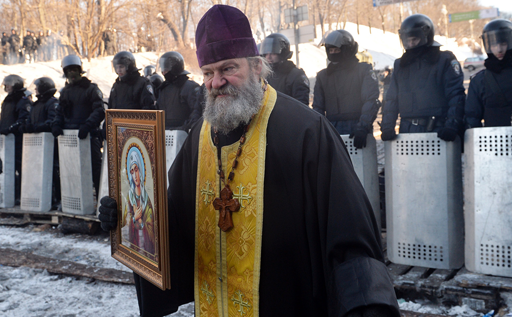 Imagini cum preoții iau un rol activ în protestele din Ucraina