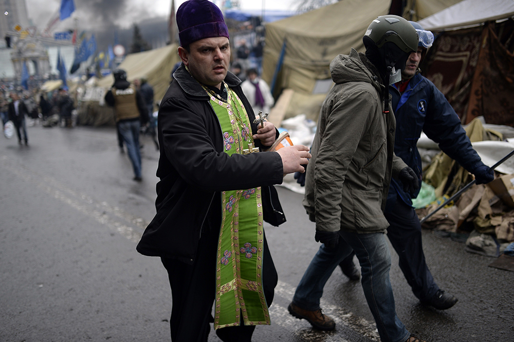 Imagini cum preoții iau un rol activ în protestele din Ucraina